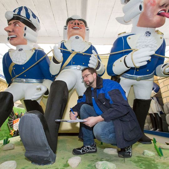 Auch Karnevalswagen müssen begutachtet werden, bevor sie an Umzügen teilnehmen dürfen.(Bild:  TÜV Rheinland)