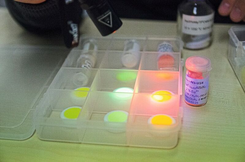 Europium sorgt als Eu2 in Leuchtstoffen für intensive Farben.