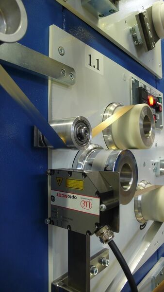 Der Laser-Sensor optoNCDT 2300 sichert inline die Qualität in der Produktion vom metallischen Band. (Micro-Epsilon)
