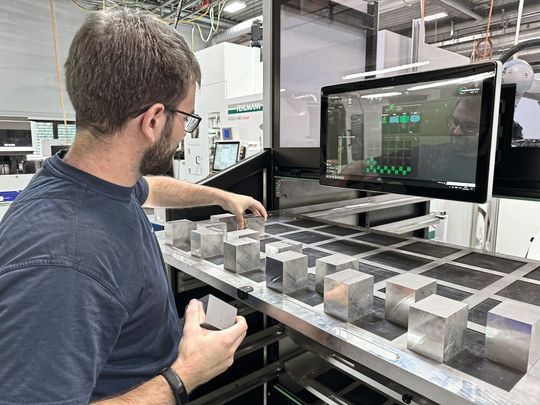 Die nahtlose Integration in das Erowa-Leitsystem «JMS 4.0 ProductionLine» ermöglicht eine intuitive Bedienung über den Touch-Monitor direkt am Schubladenmagazin. Darüber hinaus bietet sie einen Überblick über aktuelle Schubladenbeladungen und validiert Platzkonflikte automatisch.(Bild:  Erowa AG)