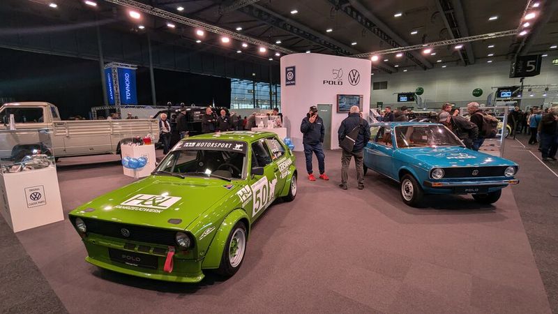 Volkswagen mit seinen Marken war einer der wenigen Hersteller, die auf der Bremen Classic Motorshow mit Präsenz glänzten. Im Mittelpunkt bei den Wolfsburgern steht in diesem Jahr das 50-Jahre-Polo-Jubiläum. (Bild: Dominsky – VCG)