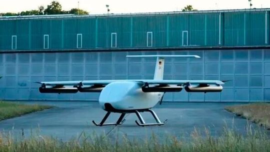 ERC System ist ein Start-up, das sich auch der Drohnenentwicklung widmet. Was man hier sieht, ist eine Schwerlastdrohne, die 250 Kilogramm wuppen kann. Vor allem das Militär interessiere sich für das unbemannte Flugsystem, das nun schneller kommen soll, als zunächst geplant ...(Bild:  ERC System)