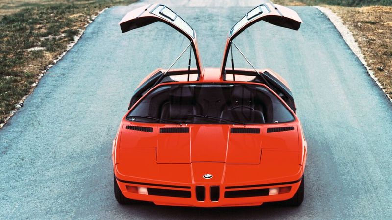 Auch der Motor der 1972 präsentierten Studie BMW Turbo X1 war ein „M10“-Vierzylinder mit Turboaufladung, der es aber auf  206 kW/280 PS brachte und den Wagen auf 250 km/h beschleunigte. Diverse aus dem Fahrzeug gewonnene Ideen und Details wurden später im BMW M1 übernommen, z. B. die Klappscheinwerfer und die am Heck links und rechts befindlichen BMW-Zeichen.  (Bild: BMW)