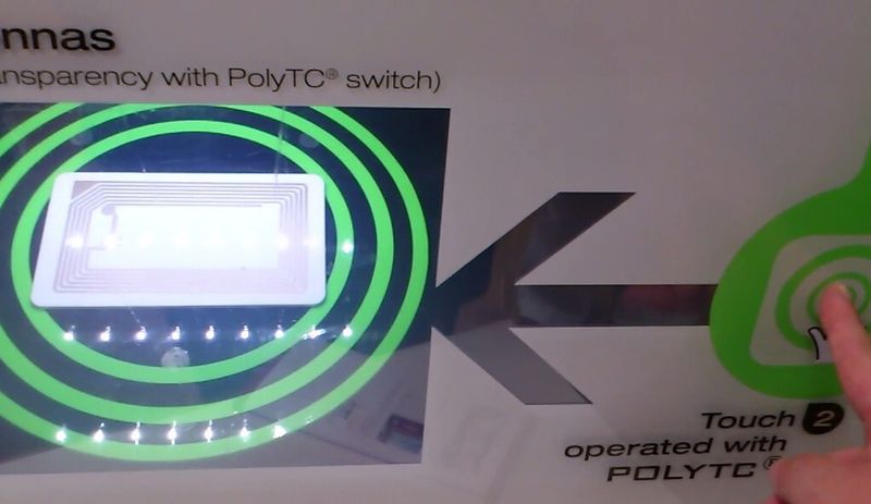 Der Hersteller PolyIC zeigte an seinem Stand gedruckte Antennen und gedruckte Schalter. (Bild: ELEKTRONIKPRAXIS)