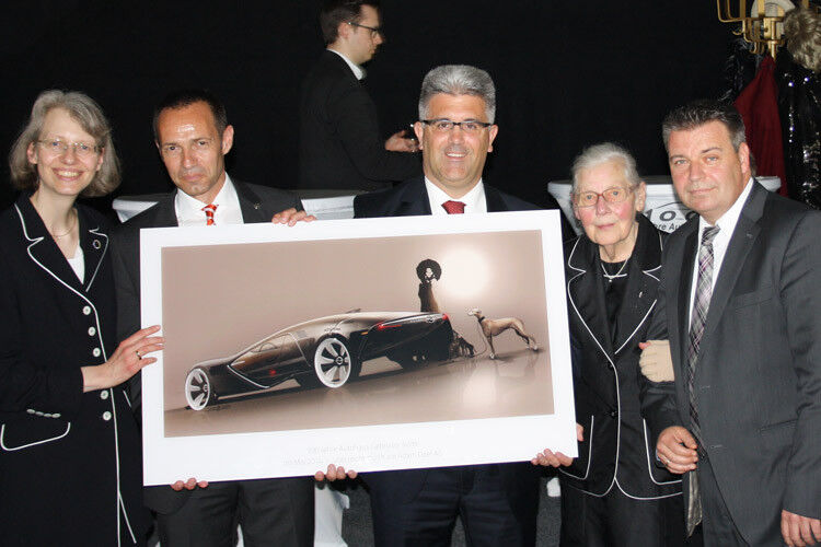 Als Geschenk überreichte Jürgen Keller (2. v. l.) den beiden Geschäftsführerinnen im Namen der Adam Opel AG einen Kunstdruck. (Foto: Gebrüder Nolte)