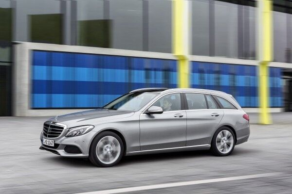 Der angekündigte Mittelklasse-Mercedes mit Hybridantrieb kommt nun als C 350 e auf den Markt und kann ab sofort bestellt werden (Bild: Daimler)