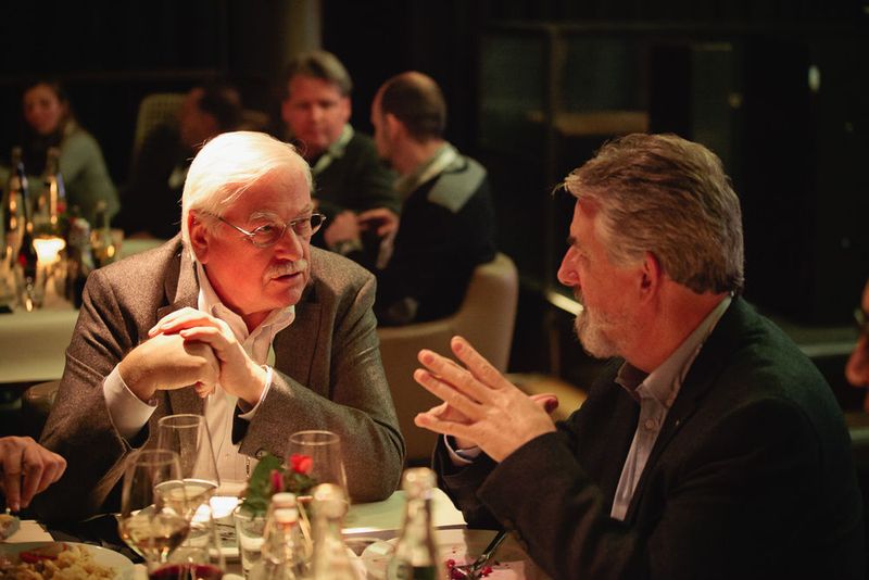 Angeregt in lockerer Atmosphäre unterhalten sich (v. l.) Sponsor Hartmuth Stein (stein software) und iTeam-Partner Michael Limmer (Limmer Soft). (Astrid Piethan)