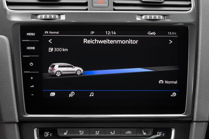 Über ein Display kann sich der Fahrer jederzeit über die restliche Reichweite ...  (VW)