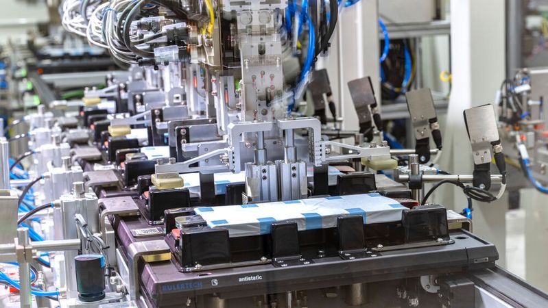 Die erste PowerCo-Einheitszelle basiert auf der NMC-Technologie und liefert im Vergleich zu heutigen Zellen rund 10 Prozent mehr Energiedichte.(Bild:  Stefan Warter/Volkswagen AG/PowerCo)