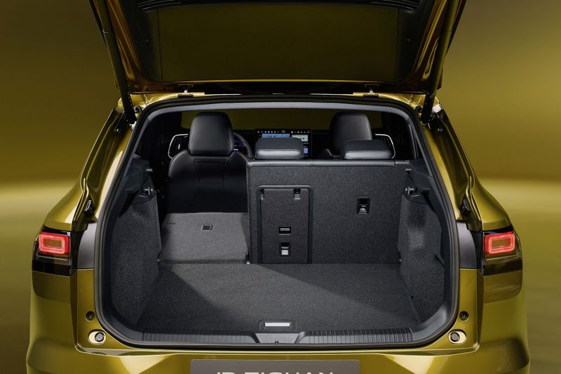 The trunk offers the classic expandable design. It can hold up to 1,577 liters of luggage. (Source: Volkswagen AG)