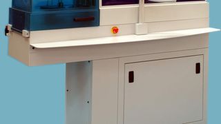 Horizontale 90-kN-Spritzgießmaschine des Modells 12/90 HSP. Damit können Kleinstteile mit 0,02 bis 10 g präzise spritzgegossen werden. (Archiv: Vogel Business Media)