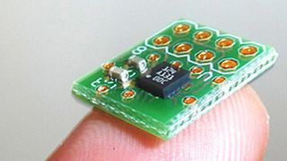 Einzelner Sensor auf Platine im Größenvergleich mit einem Finger (Bild: Universität des Saarlandes)