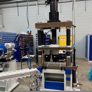 Die Presse im Rohbau: Zylinder von AHP Merkle übernehmen nicht nur den Pressenhub, sondern auch Nebenfunktionen wie etwa das Fahren der Auswerfer. Die Maschinenbauteile brachte das Unternehmen TBV Diez ein.  (Bild:  TBV Diez)
