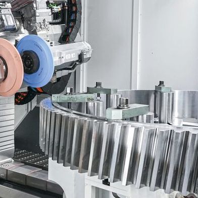 Die neue Profilschleifmaschine LGP 2000 der Liebherr-Verzahntechnik GmbH ist ausgestattet mit Spindeleinheiten von Weiss Spindeltechnologie. (Bild: Liebherr-Verzahntechnik )