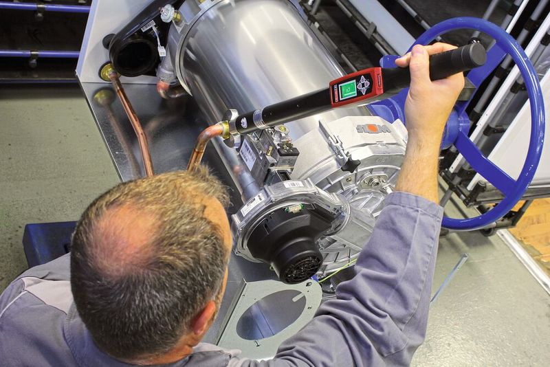 Der Drehmomentschlüssel Q-Shield kann Prozesse überwachen sowie IO- und NIO-Daten an ein übergeordnetes System weitergeben.  (Bild: Desoutter)