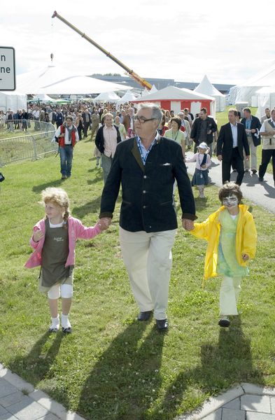 Virgina und Thea – beides Kinder der Kindertagesstätte »Weltenbaum« – führen Gunnar Grosse zur Schlüsselübergabe. (Archiv: Vogel Business Media)