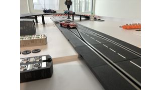 Eine Miniaturautorennbahn zeigt live, wie IO-Link Geräte Renndaten erfassen und visualisieren – Praxisautomatisierung im Kleinformat. (Bild: OP-Link)