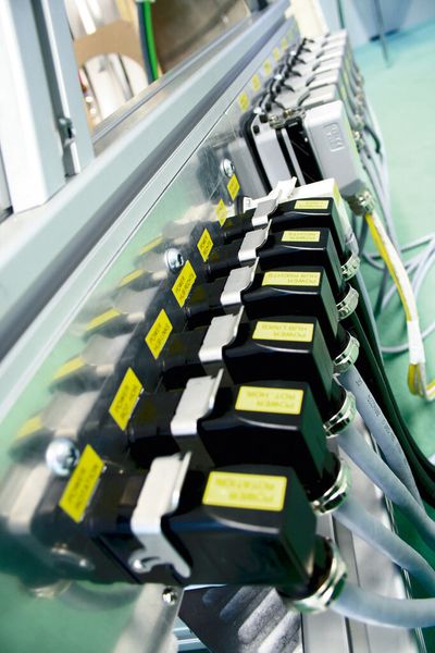 Die Energie- und Kommunikationsleitungen bilden die 