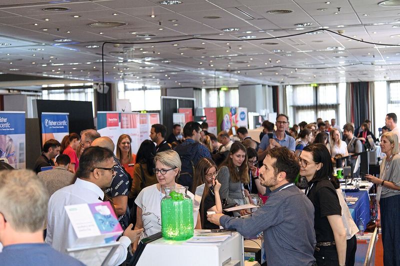 Auch in der zweiten Halle tummelten sich bald die Besucher. Zusammen mit dem Standpersonal waren 1.300 Personen über den Tag verteilt auf der Messe.  Mehr Infos zu den kommenden LAB-SUPPLY-Messen finden Sie auf www.lab-supply.info (Bild: Stefan Stark)