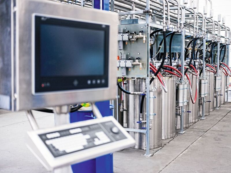 Inktrasyst: Automatisierte Vorbereitung und Förderung der Tinte direkt zur Druckmaschine steigert Effizienz und Prozesssicherheit. (Bild: Vega)