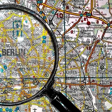 Um von A nach B zu kommen, nutzen die meisten Menschen weniger einen Straßenatlas oder gedruckt Karten, sondern setzen in erster Linie auf Navigations-Apps. (Bild: frei lizensiert bei Pixabay)
