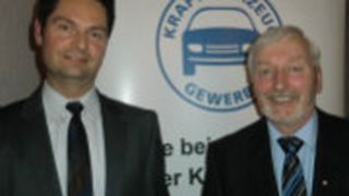 Mitgliederversammlung der Kfz-Innung Flensburg: Jurist Fabian Geyer vom Arbeitgeberverband (li.) und Obermeister Günther Görrissen. (Foto: Kfz-Innung)
