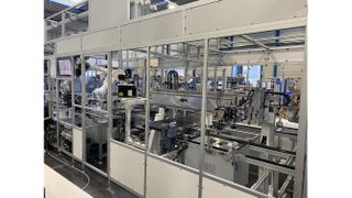 Montagelinie für Automobildisplays: Übergabeposition zwischen Loop 1 und Loop 2 und Inbetriebnahme-Phase der Linie.   (Bild: Schnaithmann)