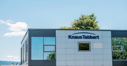 Der Wohnwagenhersteller Knaus Tabbert leidet an Auftragsmangel. Nun bahnt sich möglicherweise eine Wende an, denn es gibt einen neuen Entscheider an der Spitze ...(Bild:  Knaus Tabbert)