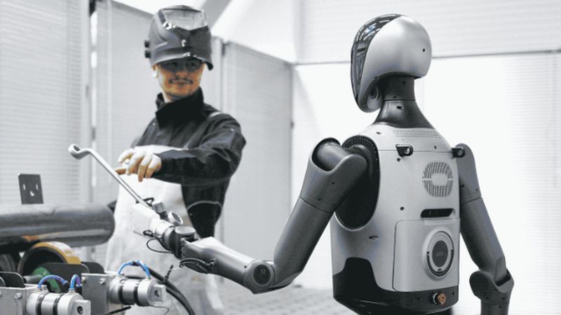 „Finden Sie einen Job, den der Humanoide wirklich kann, verstehen Sie Ihre Prozesse“ – das rät Robotik-Experte Sebastian Prinz Unternehmen, um langfristig von der Technologie zu profitieren.(Bild:  Fraunhofer IEM / Janosch Gruschczyk)