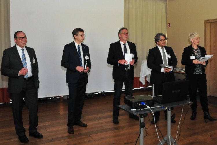 Dann eröffneten die fünf Geschäftsführer den gemeinsamen Teil der Tagung. (Foto: Büttner)