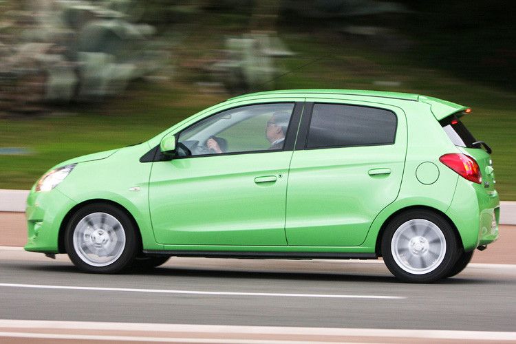 Angeboten wird der Kleinwagen-Neuling mit zwei Motorisierungen: als 1,0-Liter-Dreizylinder-Benziner mit 52 kW/71 PS und als 1,2-Liter-Dreizylinder-Benziner mit 59 kW/80 PS. (Foo: Mitsubishi)