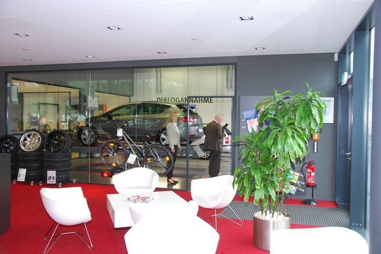 Hell, freundlich, sauber: Die Wartelounge erlaubt einen freien Blick auf die Dialogannahme. (Foto: Holz)