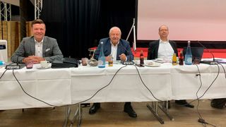 Präsident Jürgen Karpinski (Mitte) führte durch die Arbeitstagung. Hauptgeschäftsführer Dr. Axel Koblitz (r.) und Vzepräsident Wilhlem Hülsdonk unterstützten ihn.  (Bild: Pfaff/»kfz-betrieb«)