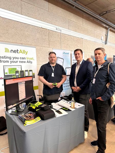 (v. l.) Marco Kuster (NetAlly) mit Axel Bauer (Peter Communication Systems) und Ralf Kraemer (Com & PC). (Bild: Vogel IT-Medien GmbH)