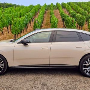 2. Die Abmessungen: Der exakt fünf Meter lange Volvo ES90 hat eine für eine Limousine außergewöhnlich hohe Bodenfreiheit von 18 Zentimetern. Auch die Höhe von etwa 1,55 Metern überragt die Konkurrenz um ein paar Zentimeter. Das erleichtert nicht nur den Einstieg, sondern sorgt auch für bessere Übersicht. Neben der hohen Bodenfreiheit sticht beim ES90 auch das hohe Heck ins Auge. Der Radstand ist mit 3,1 Metern üppig.(Bild:  Mauritz – VCG)