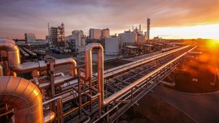 Am Standort Leuna stehen mehrere Leuchtturm-Projekte für den Umbau der chemischen Industrie – weg von fossilen Rohstoffen wie Erdöl und Erdgas, hin zu einer nachhaltigen Wirtschaft. (Bild: UPM)