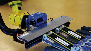 Der Roboter mit Aufwälzgreifer kann Objekte bis zu 40 kg Gewicht und Breiten von 10 bis 150 cm handhaben. (Bild: Fraunhofer-IPA)