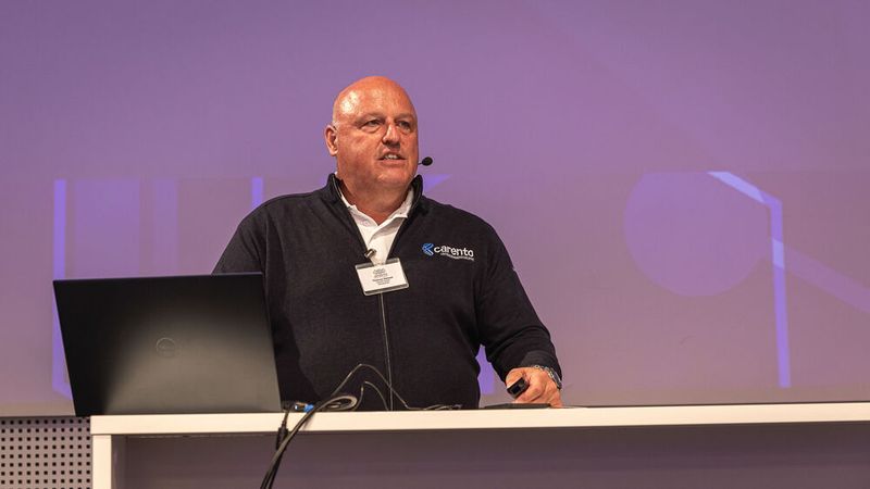 Mit dem Impuls-Café hatten die Veranstalter eine zweite Bühne etabliert, auf der Aussteller ihre neuesten Produkte und Dienstleistungen präsentieren konnten. Hier nutzt das Thomas Geissel, Geschäftsführer des Schadenmanagers Carento. (Bild: Stefan Bausewein)