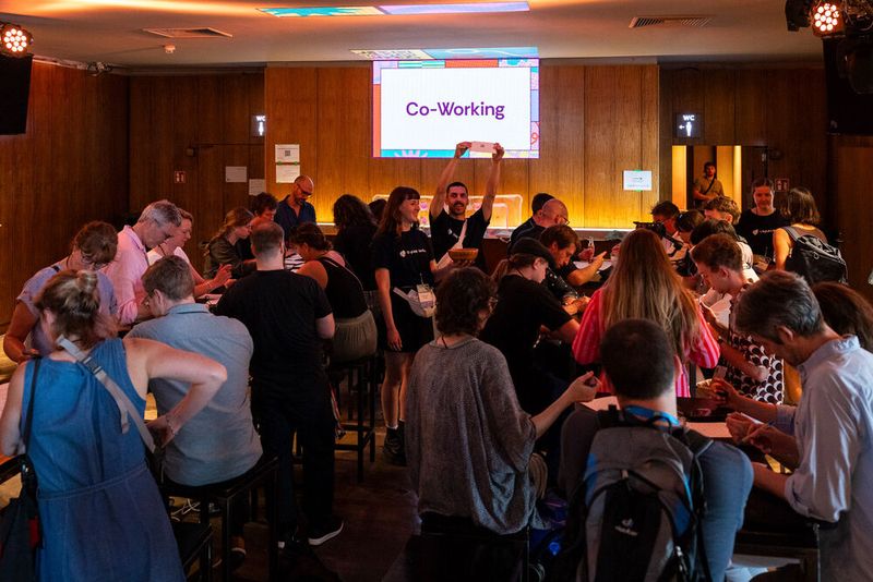 Entspannung in der Mittagspause mit einer Runde Bingo. (© CityLAB Sommerkonferenz 2024, Fotograf: Florian Reimann)