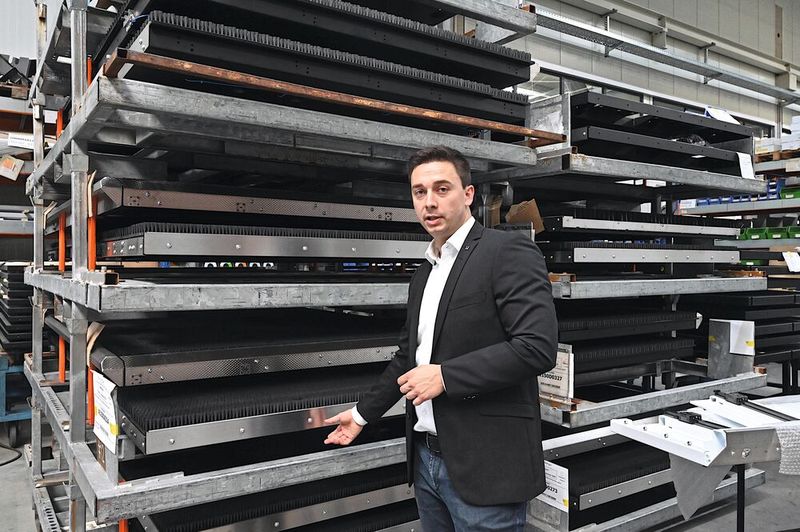 Daniel Mauser zeigt die vorgefertigten Bürstentische, die sein Unternehmen für Trumpf herstellt. (Bild: Stefanie Michel)
