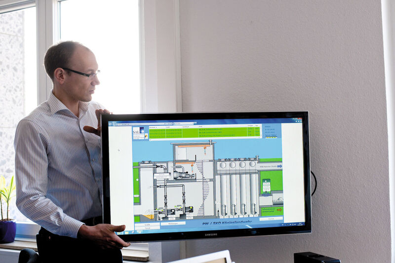Lars Laubenthal, Geschäftsführer und leitender Projektingenieur bei Dr. Bellwon, zeigt, wie die Anlagenzustände übersichtlich visualisiert werden. (Bild: Wago)