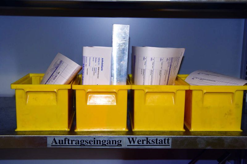 Ein System aus Regalen und Kisten ermöglicht es, die im Arbeitsplan vorgegebene Fertigungslogistik reibungslos umzusetzen. (Archiv: Vogel Business Media)