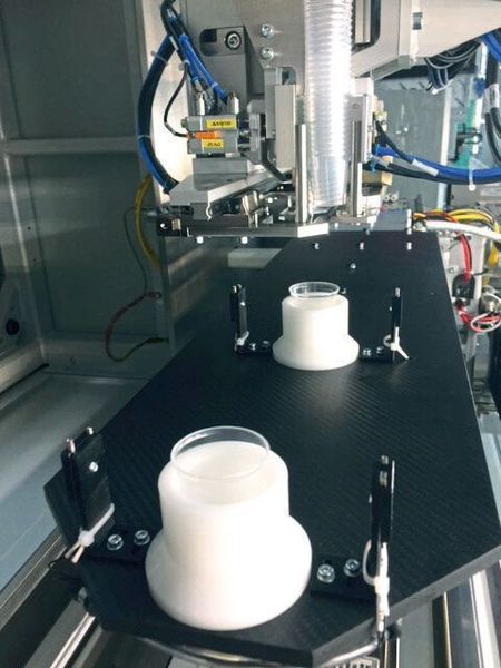 Kurze Zykluszeit, nahezu wartungsfreie Automation sowie Produktivität und Effizienz – diese Merkmale kennzeichnen die neue Automationsanlage von Hekuma. Gemeinsam mit dem Spritzgießmaschinenhersteller Arburg hat der Automationsspezialist das Projekt „Medizinbecher“ realisiert und präsentiert dieses nun auf der Fakuma in Friedrichshafen. Die 30 ml großen Einwegbecher aus Kunststoff sind die idealen Behältnisse zur Einnahme von Arzneimitteln. Sie bestehen aus Polypropylen (PP) und können in verschiedenen Farben hergestellt werden. (Hekuma)