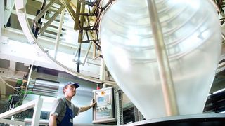 Die im Rahmen des Rubio-Projekts entwickelten Biokunststofffolien aus PBS sind recyclingfähig, biologisch abbaubar und können auf gängigen Extrusionsanlagen verarbeitet werden. (Bild: Polifilm)