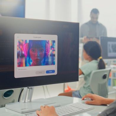 Der Umgang mit KI – insebsondere generativer KI – soll an bayerischen Schulen ab Mitte Dezember auf der Agenda stehen. Entsprechende Modelle werden kostenfrei genutzt werden können. (Framestock - stock.adobe.com)