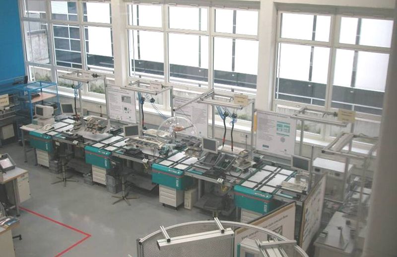 Die flexibel verkettete Fliessmontage. Dank automatischen Materialtransportauf den Werkstückträger fallen für den Mitarbeiter keine Transporttätigkeiten an. Anlagen und Mitarbeiter können gleichzeitig hoch ausgelastet werden. (Bild: Fraunhofer-IAO)