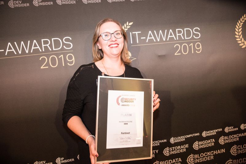 Kathrin Bachhofer hat angesichts des Platin-Awards für Fortinet guten Grund zur Freude. (artful rooms / Vogel IT-Medien GmbH)