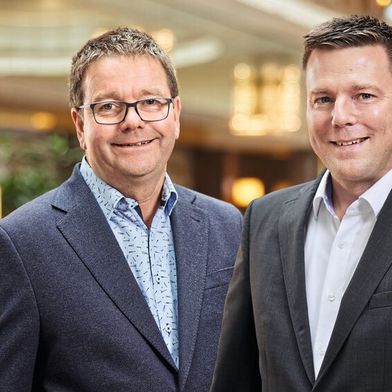 Die Händlerverbände von Scania und von VW und Audi arbeiten jetzt eng zusammen. Im Bild: Andreas Knirsch, Vor­sitzender (l.), und  Jan Bröhenhorst, Geschäftsführer des Scania-Händler­verbands. (Bild: Berlin & Cramer)