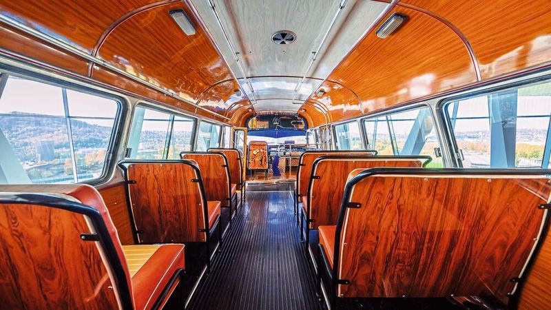 Hatten die allerersten Colectivo-Busse gerade mal fünf Sitze, konnten sie in den Achtzigern rund 20 Fahrgäste aufnehmen. (Mercedes-Benz AG)