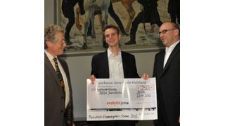 Fakultätspreise im Gesamthöhe von 1000 Euro überreicht. Von links: Dekan Prof. Dr. Reinhard Gaupp, Tobias Janoschka – Preis für das beste Examen im Fach Chemie, Dr. Alf Liebmann (Analytik Jena). (Bild: Jan-Peter Kasper, Pressestelle FSU Jena)